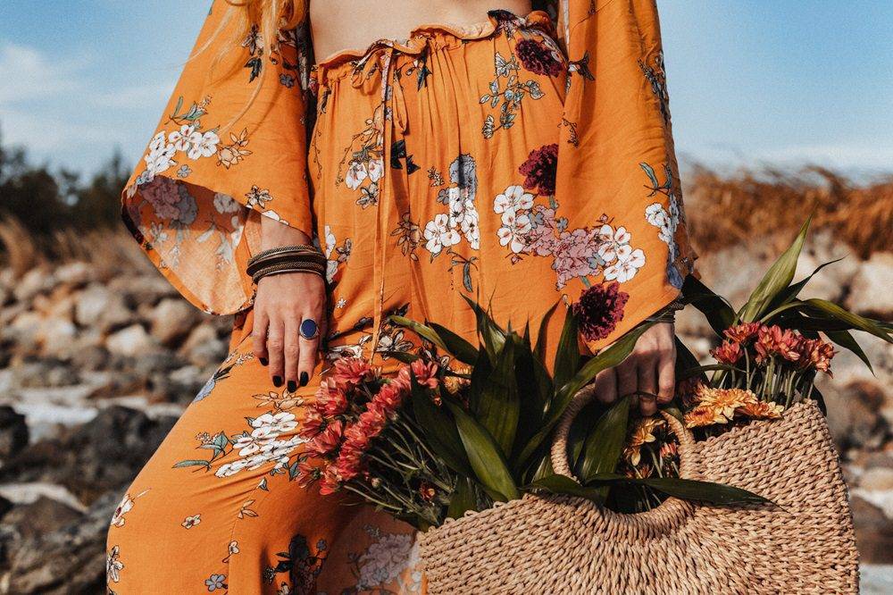 Close,up,of,beautiful,stylish,boho,model,holding,bag,outdoors