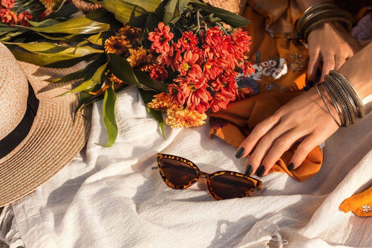 Close,up,oh,woman,hand,with,bohemian,style,accessories.,picnic